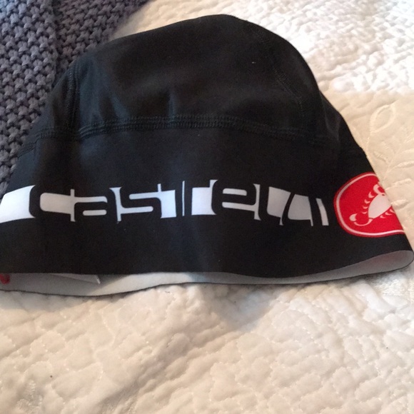 Castelli Bikers Hat in Black & White . One size fit all . Protects from sunburn - Picture 2 of 3